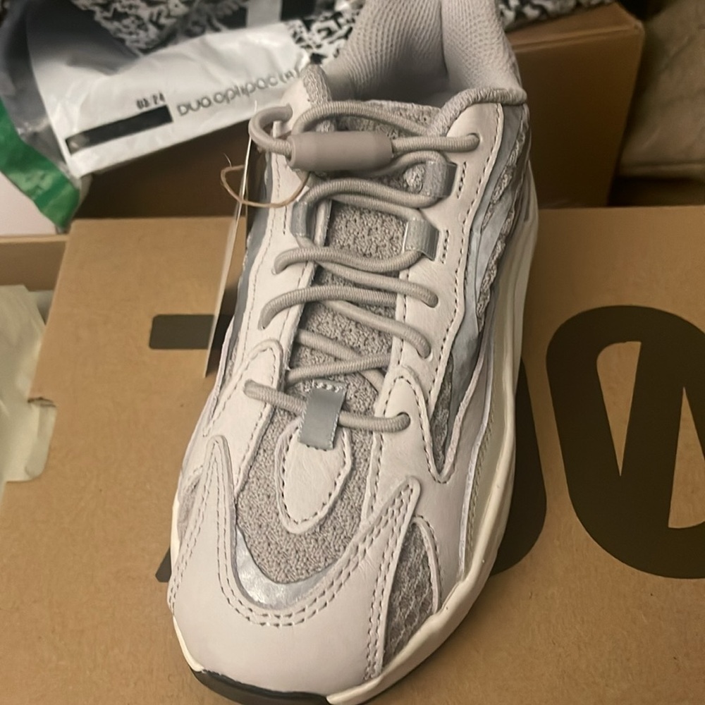 YEEZY BOOST 700 V2 Kids Youth Size 13K NWT